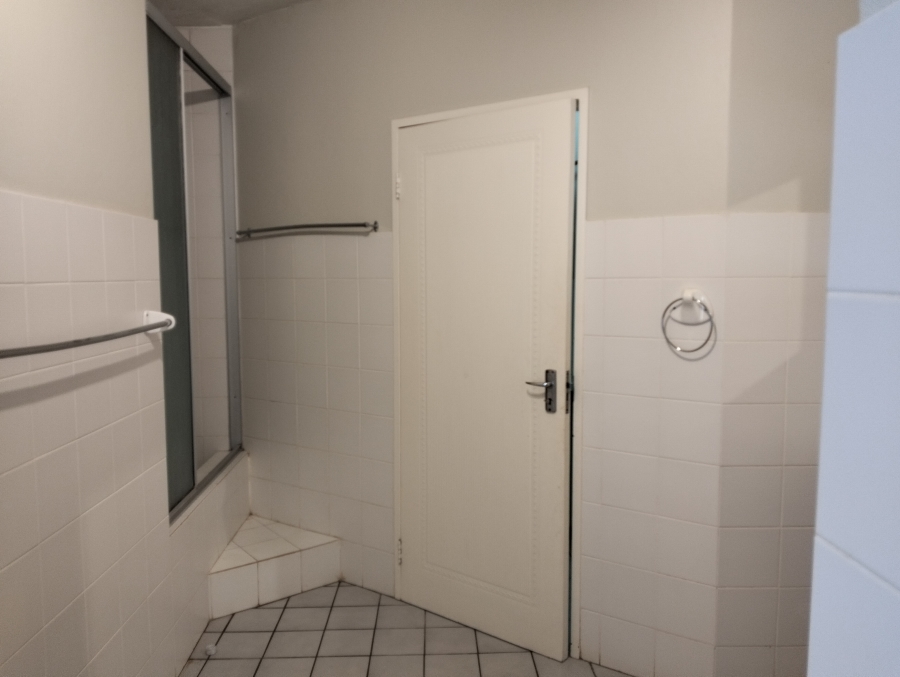 To Let 4 Bedroom Property for Rent in Wavecrest Eastern Cape